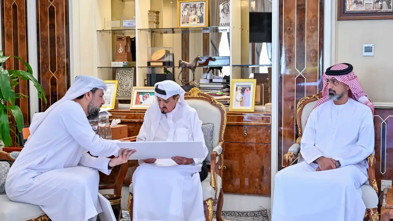 حميد بن راشد يستعرض إنجازات مشروعات الأعمال الخيرية العالمية